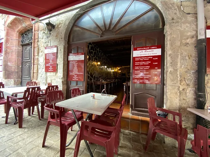 L'entrée en pierre de taille, ses ardoises et ses tables