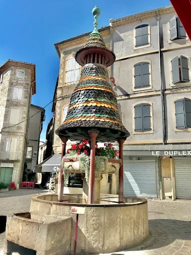La fontaine pagode d'Anduze, aux tuiles vernissées, à deux pas du restaurant