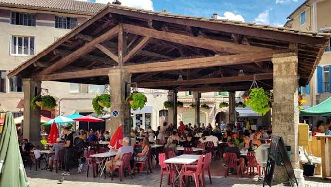 La place couverte d'Anduze aujourd'hui, terrasses animées sous la halle