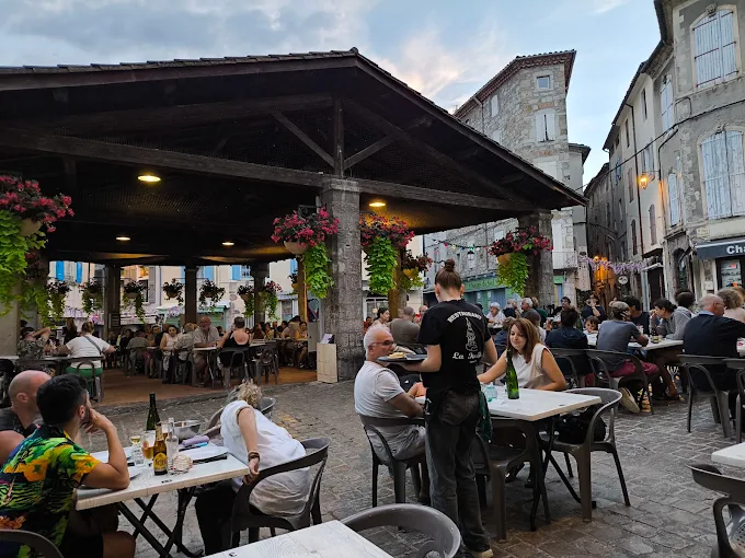 La place couverte fleurie un soir d'été, terrasses pleines