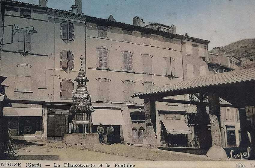 Carte postale ancienne : la place couverte et la fontaine pagode d'Anduze vers 1900