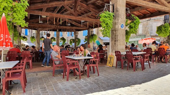 Les grandes tablées sous la halle couverte